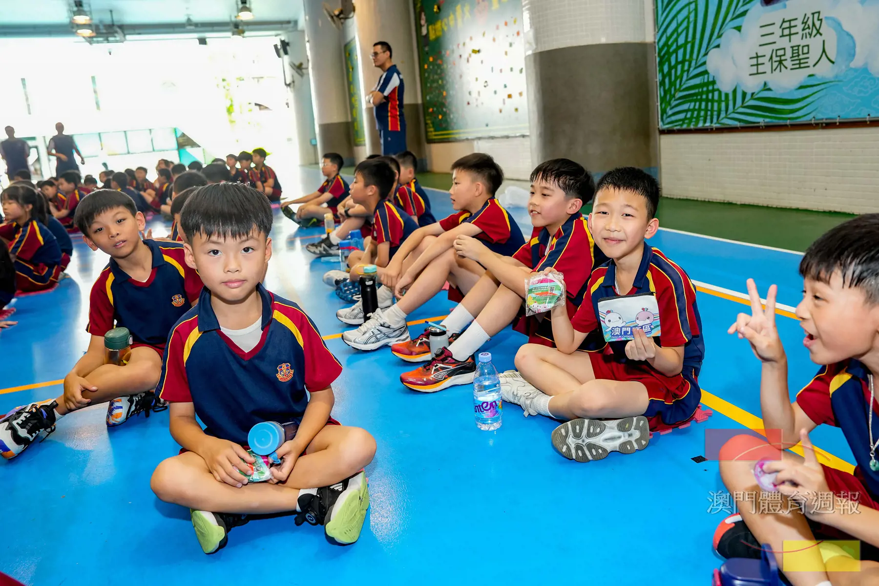 副3 學生展示在快閃活動中收穫的禮品.jpg